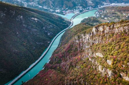 (miniature) Photo aérienne de véhicules circulant sur une route au-dessus de l'eau dans le district de Xingshan