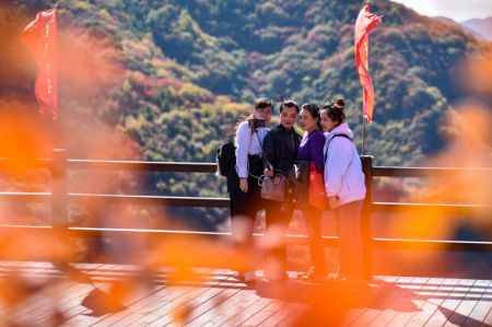 (miniature) Des touristes prennent des selfies dans un canyon des monts Taihang du district de Shexian