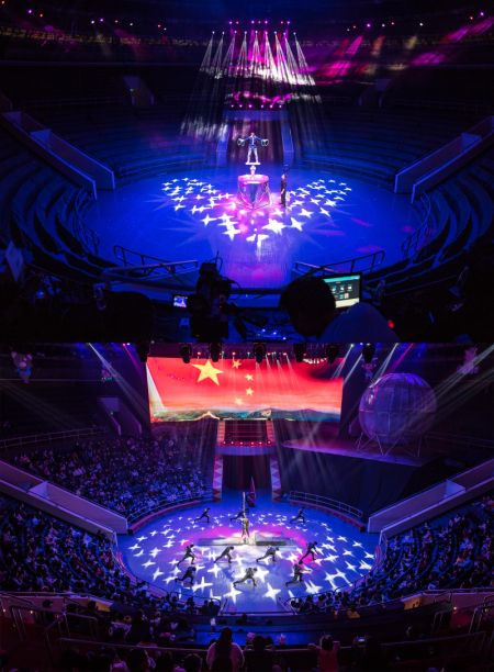 (miniature) Collage de photos montrant des spectacles transmis en direct dans le hall acrobatique de Wuhan