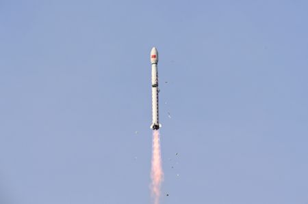 (miniature) Une fusée Longue Marche-4C transportant un nouveau satellite de télédétection de la série Yaogan-34 décolle du Centre de lancement de satellites de Jiuquan