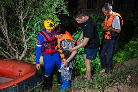 (miniature) Des secouristes transfèrent des résidents touchés par les inondations dans le bourg de Yisuhe du district de Xiangtan