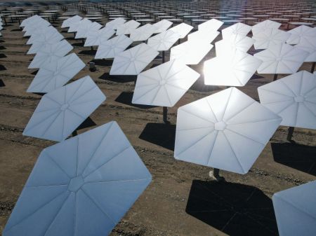 (miniature) Photo prise le 22 août 2021 des héliostats d'une centrale solaire thermique dans le bourg de Nom à Hami