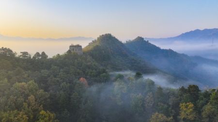 (miniature) Photo aérienne du paysage matinal de l'ancienne Grande Muraille dans le bourg de Xiaochang