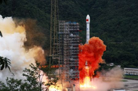 (miniature) Une fusée porteuse transportant le dernier satellite du système de navigation par satellite BeiDou (BDS) décolle du centre de lancement de satellites de Xichang