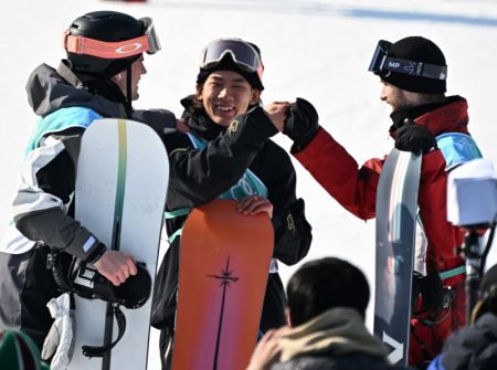 (miniature) Le snowboardeur chinois Su Yiming (centre) célèbre sa victoire après la finale de big air des Jeux olympiques d'hiver de Beijing 2022