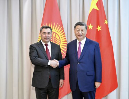 (miniature) Le président chinois Xi Jinping rencontre son homologue kirghiz Sadyr Japarov avant la 24e réunion du Conseil des chefs d'Etat de l'Organisation de coopération de Shanghai (OCS) à Astana