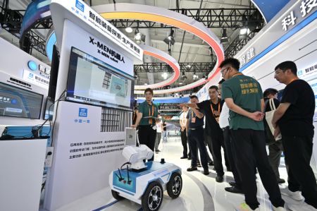 (miniature) Des visiteurs s'informent sur un robot sur le stand du China Construction First Group durant la Foire internationale du commerce des services de Chine (CIFTIS) 2023 au parc Shougang