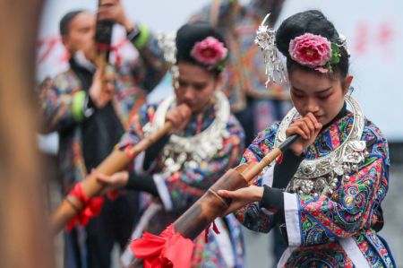 (miniature) Une danse traditionnelle du groupe ethnique Miao à Danzhai