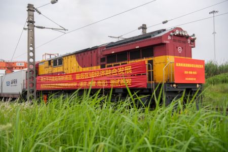 (miniature) Un train de fret international se prépare à quitter une gare à Chongqing