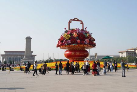 (miniature) Photo prise le 25 septembre 2022 d'un panier de fleurs sur la place Tian'anmen