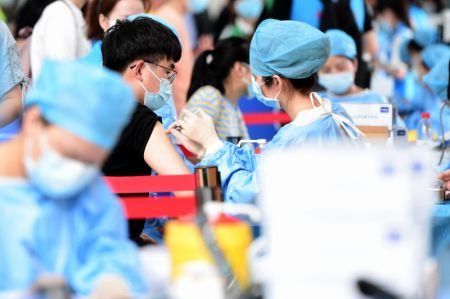 (miniature) Des membres du corps professoral et des &eacute;tudiants re&ccedil;oivent des vaccins contre la COVID-19 dans un site de vaccination de l'Universit&eacute; de l'agriculture de l'Anhui