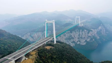(miniature) Photo aérienne prise le 24 novembre 2023 montre des véhicules circulant sur le pont de Jinfeng Wujiang le long de l'autoroute reliant Guiyang
