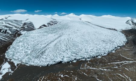(miniature) Photo aérienne prise par un drone du glacier du Zangser Kangri dans la Réserve naturelle nationale de Changtang