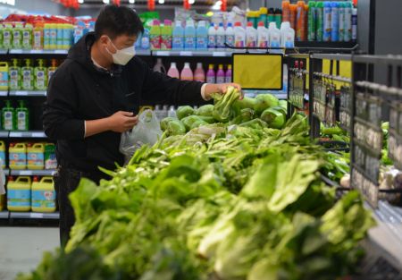 (miniature) Un client achète des légumes dans un supermarché du district de Linquan