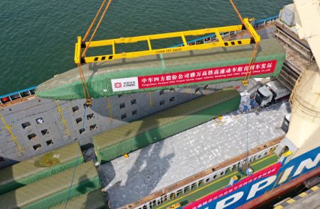 (miniature) Chargement d'un train de passagers électrique à grande vitesse