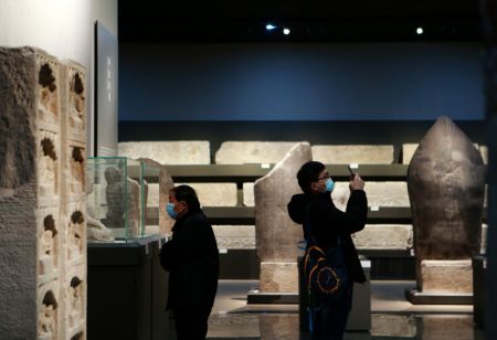 (miniature) Des gens visitent le musée du Henan lors des jours fériés du Nouvel An