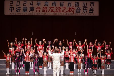 (miniature) Spectacle d'un choeur d'enfants de la ville de Wuzhishan