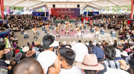 (miniature) Des personnes assistent à un concours de danse Guozhuang dans un parc