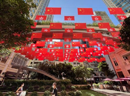 (miniature) Des drapeaux nationaux de la Chine et des drapeaux de la Région administrative spéciale (RAS) de Hong Kong le long de l'Avenue Lee Tung