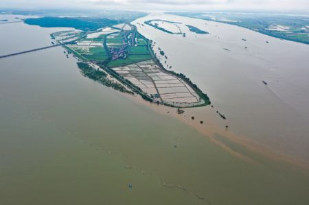 (miniature) Photo aérienne de terres agricoles submergées dans le village de Yangjiachang