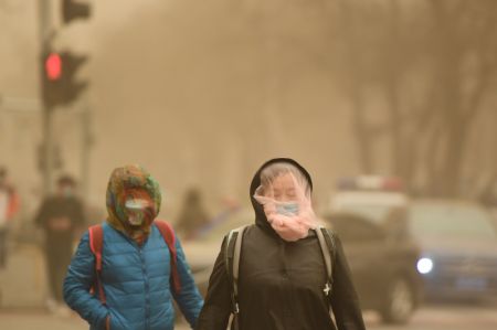 (miniature) Photo montrant des habitants portant des masques et des voiles marchant dans la tempête de sable à Beijing