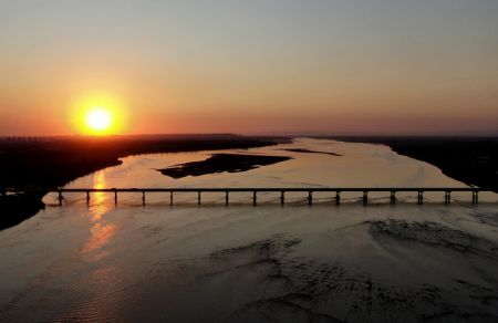 (miniature) Photo aérienne prise le 18 septembre 2020 montrant le pont autoroutier de Zhengzhou du fleuve Jaune