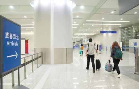 (miniature) Des passagers en provenance de l'étranger arrivent à l'Aéroport international Pudong de Shanghai
