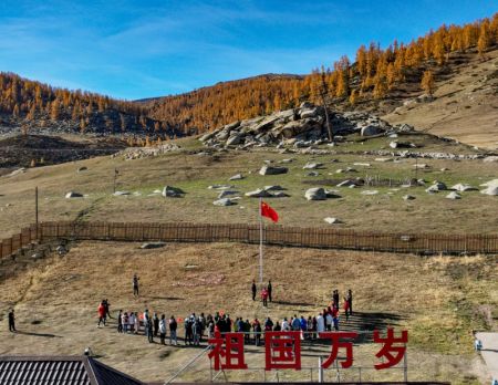 (miniature) Photo aérienne d'une cérémonie de levée du drapeau national célébrant le 75e anniversaire de la fondation de la République populaire de Chine dans un poste de police des frontières à Altay