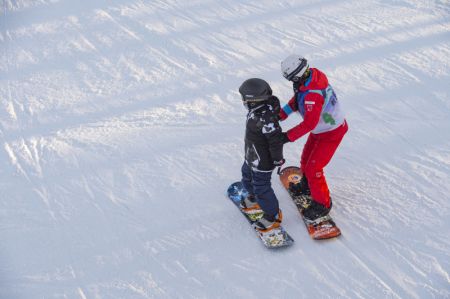 (miniature) Un skieur participe à une séance d'entraînement dans la station de ski de Yabuli