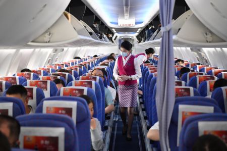 (miniature) Des hôtesses procèdent à des inspections de sécurité avant le décollage du premier avion de passagers de la ligne Xi'an-Urumqi-Achgabat