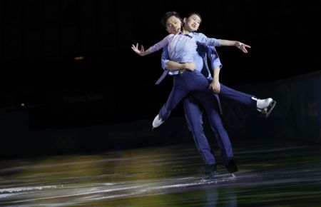 (miniature) Les Chinois Peng Cheng (au premier plan) et Jin Yang participent au gala de patinage artistique en marge des Jeux olympiques d'hiver de Beijing 2022