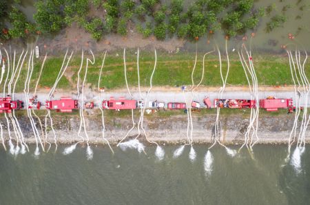 (miniature) Photo aérienne des secouristes en train de pomper les eaux de crue du lac Dongting dans le bourg de Tuanzhou