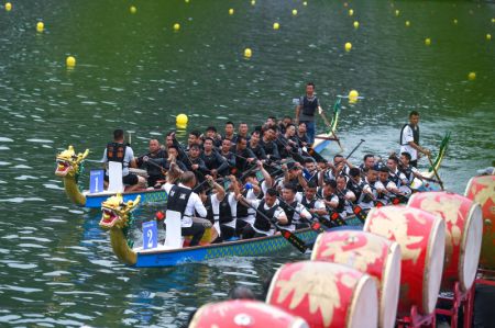 (miniature) Des participants à une course de bateaux-dragons à Zhenyuan