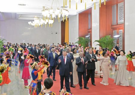 (miniature) Les invités internationaux participant au Sommet 2024 du Forum sur la coopération sino-africaine sont salués par des enfants alors qu'ils se rendent à un banquet de bienvenue organisé par le président chinois