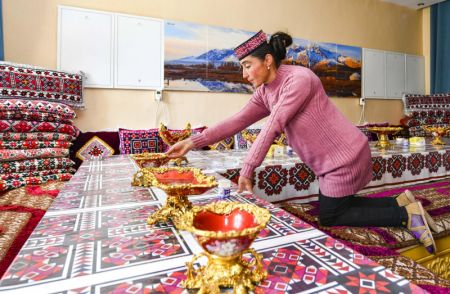 (miniature) Maynurgul Ikmu pr&eacute;pare une chambre pour des locataires dans son h&ocirc;tel familial du district autonome tadjik de Taxkorgan
