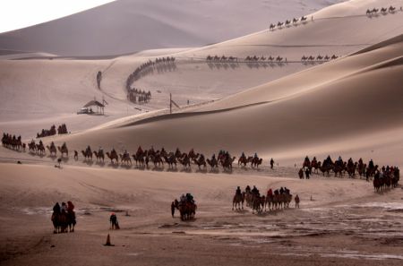 (miniature) Des touristes montent à dos de chameaux dans la zone touristique de la montagne Mingsha et du lac Crescent pendant les congés de la fête nationale à Dunhuang