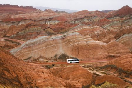 (miniature) Le site touristique de Qicai Danxia sous la pluie