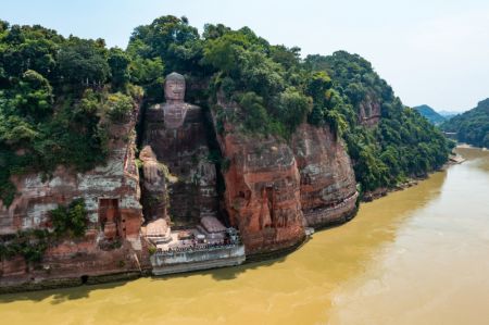 (miniature) Vue aérienne du Bouddha géant de Leshan et de sa base rendue visible par la baisse du niveau d'eau