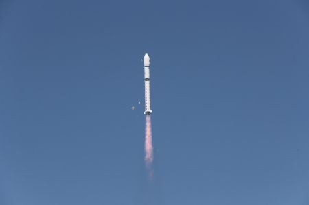 (miniature) Une fus&eacute;e porteuse Longue Marche-2D transportant le satellite Jilin-1 01B
