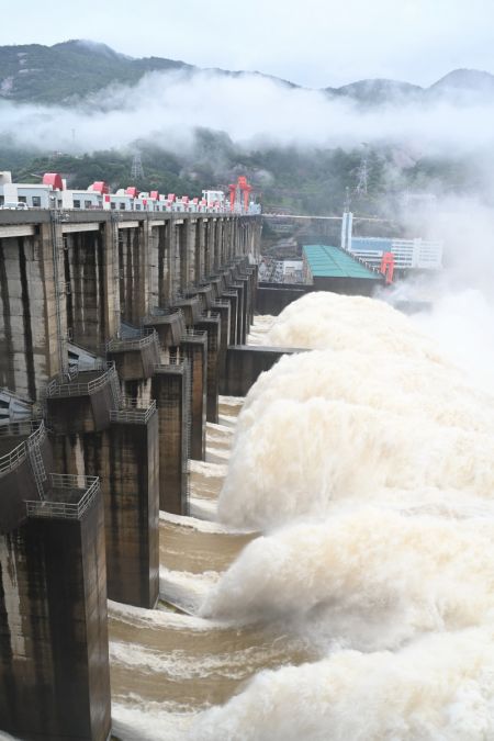 (miniature) Photo prise le 13 juin 2022 montrant l'eau jaillissant d'une vanne de la centrale hydroélectrique de Shuikou