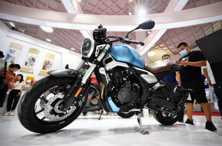 (miniature) Une moto fabriquée en Chine présentée à l'Exposition internationale des produits de consommation à Haikou