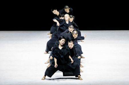 (miniature) Des danseurs du TAO Dance Theater de Chine se produisent lors du 29e Festival international de danse de Kalamata