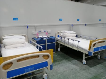 (miniature) Photo prise avec un téléphone portable montrant l'intérieur d'un hôpital temporaire pour les patients atteints de la COVID-19 à Changchun