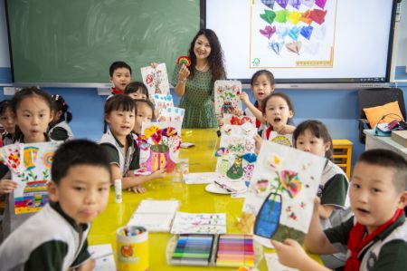 (miniature) Des élèves montrent leurs dessins dans une école primaire à Wuhan