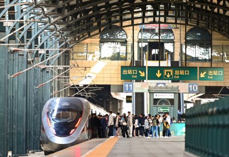 (miniature) Des passagers font la queue pour monter à bord d'un train à la Gare de Harbin