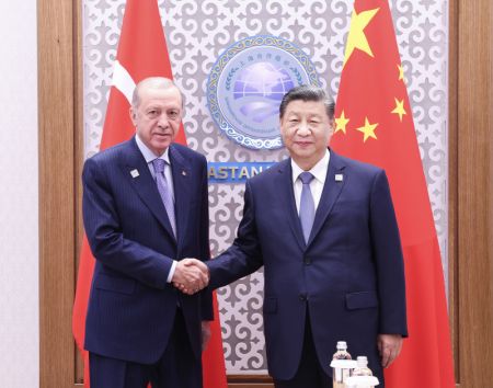 (miniature) Le président chinois Xi Jinping rencontre son homologue turc Recep Tayyip Erdogan en marge du sommet de l'Organisation de coopération de Shanghai à Astana
