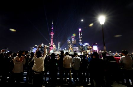 (miniature) Des gens admirent un spectacle de lumière au Bund à Shanghai