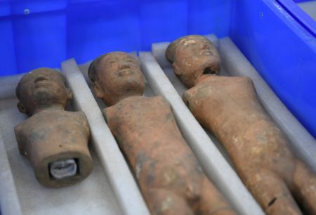 (miniature) D'anciennes figurines colorées en terre cuite ont été déterrées d'un grand mausolée situé dans le village de Jiangcun