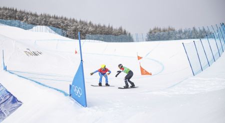 (miniature) L'Américaine Lindsey Jacobellis (à droite) et l'Italienne Michela Moioli lors des finales du snowboard cross par équipes mixtes des Jeux olympiques d'hiver de Beijing 2022 à Zhangjiakou