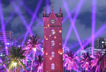 (miniature) Un spectacle de lumi&egrave;re est projet&eacute; sur un clocher &agrave; Haikou